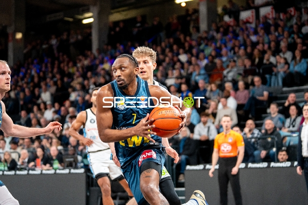 Dakarai Tucker (7; EWE Baskets Oldenburg) mit Ball