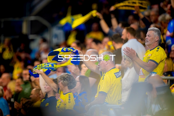 Fans feiern vor Spielstart