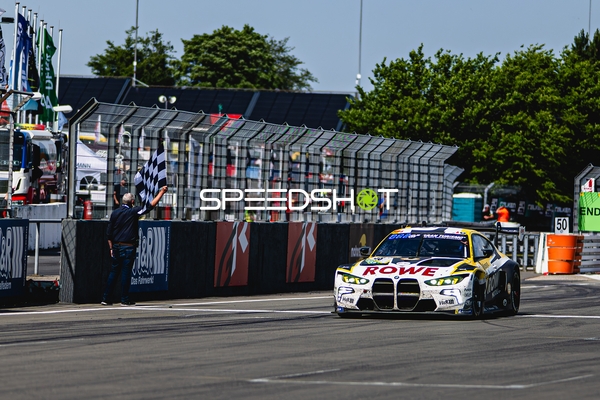 Rennfahrzeug in der Boxengasse