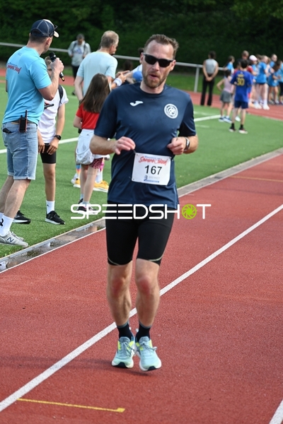 Läufer mit Startnummer 167 beim TVE Sommerlauf