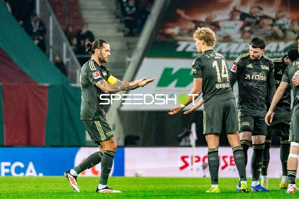 Spieler diskutieren auf dem Feld