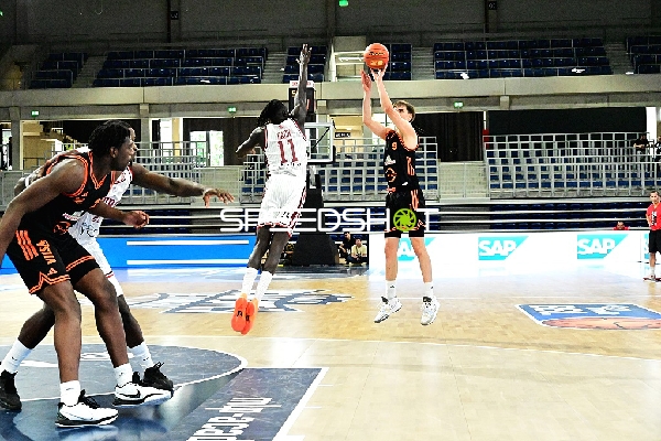 Joschka Ferner (9; Rasta Vechta) wirft, Both Gach (11; JL Bourg Basket) verteidigt