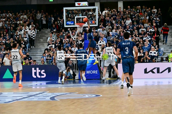 Dunk-Versuch von Samuell Williamson (10; MLP Academics Heidelberg)