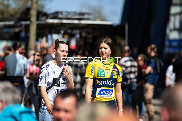 Fans in Vorfreude auf das Handballhalbfinale
