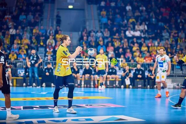 Ein Spieler der Rhein Neckar Löwen bereitet sich auf einen Wurf vor.