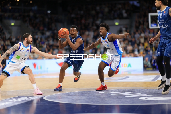 Spielaktion mit Josia Gentischer (4; MLP Academics Heidelberg) und DJ Horne (0; MLP Academics Heidelberg)