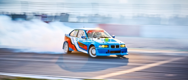 Rennfahrzeug driftet am Nürburgring