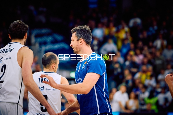 Spieler im Gespräch auf dem Spielfeld