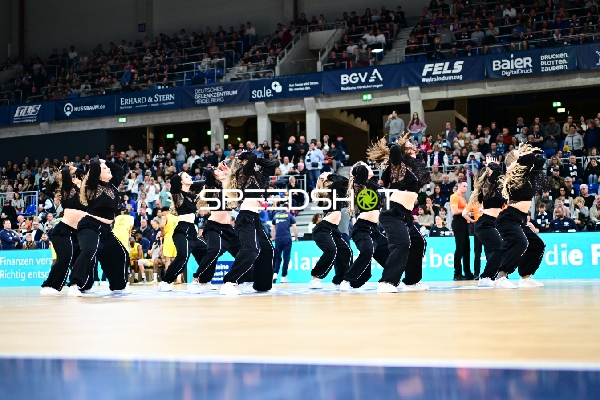 Basketball-Szene mit Tanzgruppe