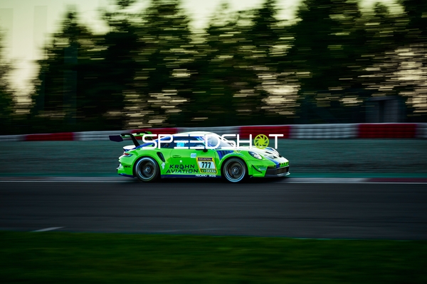 Rennfahrzeug auf der Rennstrecke