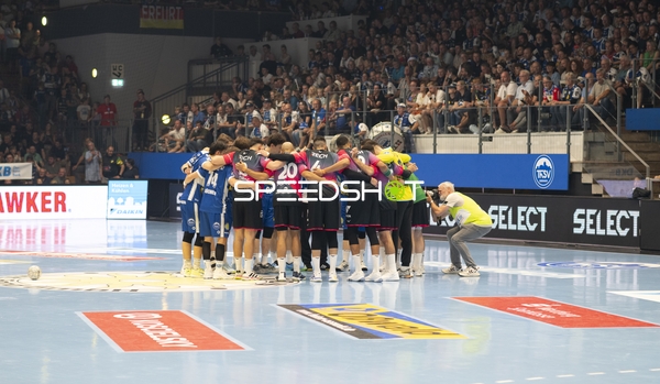 Spieler HSG Wetzlar und ThSV Eisenach formieren sich im Kreis