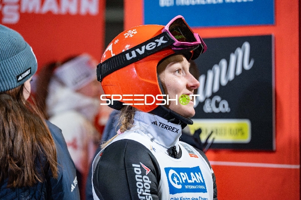 Athletin bei Two-Nights Tour Skispringen Damen