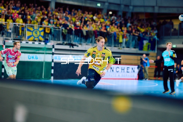 Juri Knorr von den Rhein Neckar Löwen ist in Aktion, während eines Handspiels.