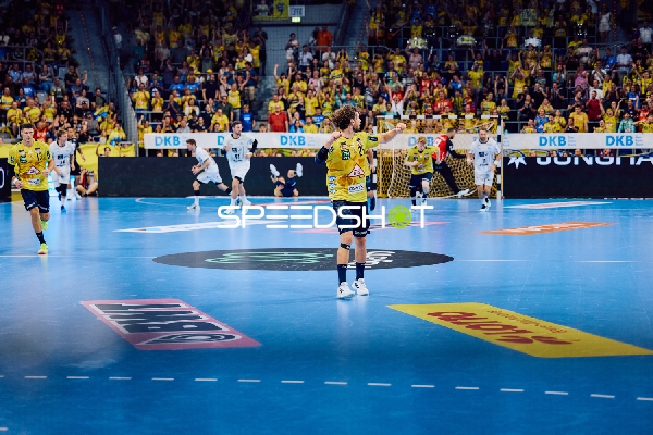 Ein Spieler der Rhein Neckar Löwen bereitet sich auf einen Freiwurf vor.