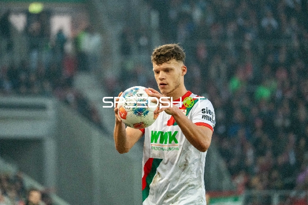Einwurf von Robin Fellhauer (19; FC Augsburg)
