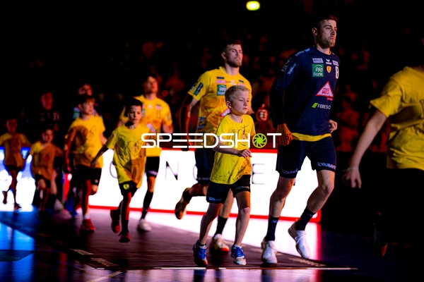 Spieler Einlauf Steven Plucnar Jacobsen (9;Rhein Neckar Löwen), Tim Nothdurft (8;Rhein Neckar Löwen)