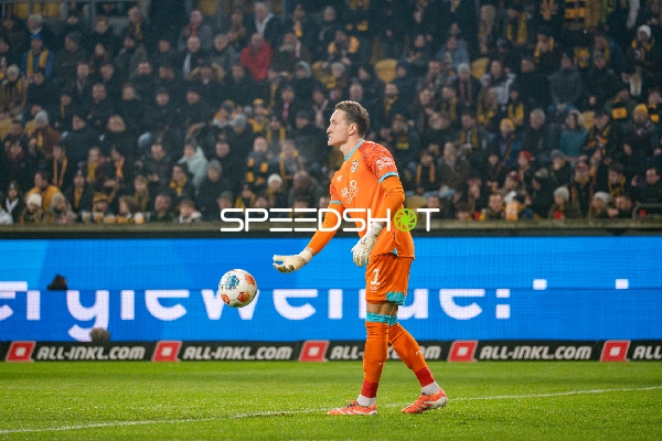 Torwart Ron-Thorben Hoffmann (1; Eintracht Braunschweig) in Aktion