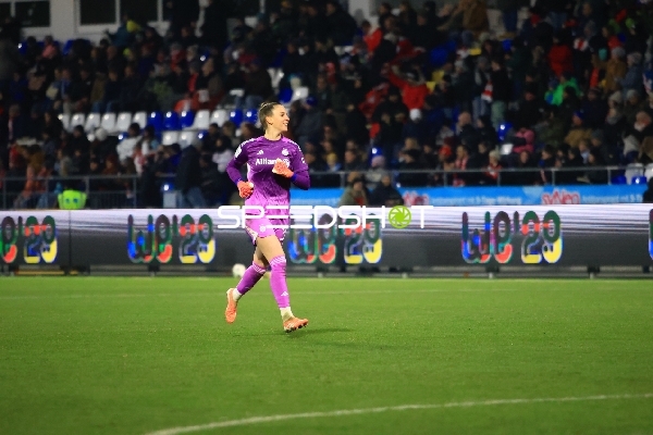 Torwartin Ena Mahmutovic (32; FC Bayern München) in Aktion