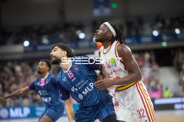 Kampf um den Rebound mit Charles Thompson (32; Würzburg Baskets)