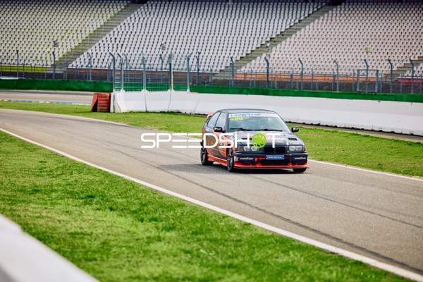 Rennauto auf der Strecke beim Fahren