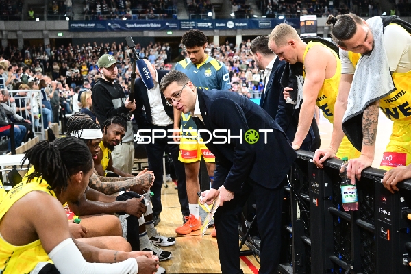 Szene mit Colin Schroeder (29; EWE Baskets Oldenburg) und Teamkollegen