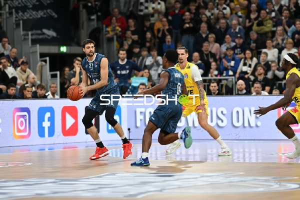 Mateo Seric (21; MLP Academics Heidelberg) mit Ball in Aktion