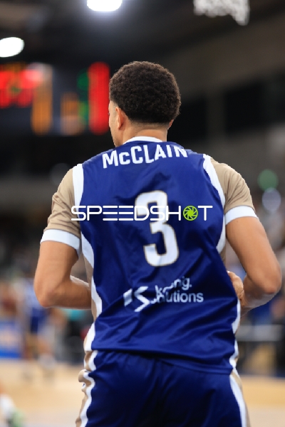 Kevin McClain (3; MLP Academics Heidelberg) mit Rücken zur Kamera