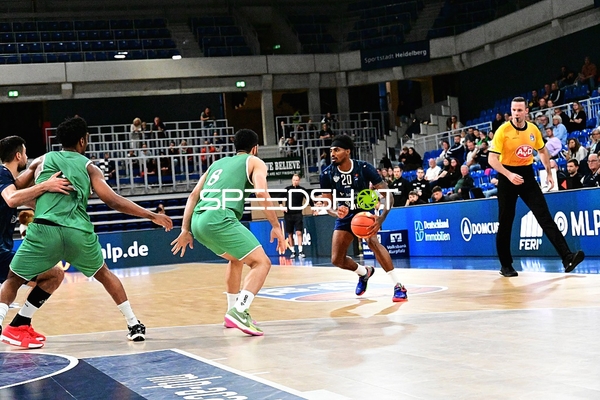 Michael Weathers (20; MLP) dribbelt gegen Verteidigung