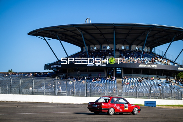 Rennwagen {null_411} auf Strecke