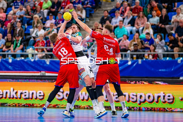 Block von Fabian Wiederstein (18;SG BBM Bietigheim) und Jona Bader (24;SG BBM Bietigheim) gegen Josip Sarac (13;Frisch Auf Göppingen)