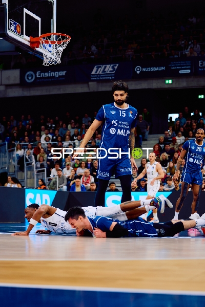 Kampf um den Ball am Boden