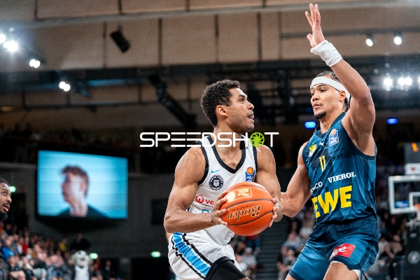 Spielaktion mit Kenneth Ogbe (25; Veolia Towers Hamburg) und Nicholas Tischler (11; EWE Baskets Oldenburg)