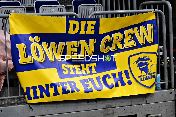 Fan-Szene mit Löwen Crew Banner