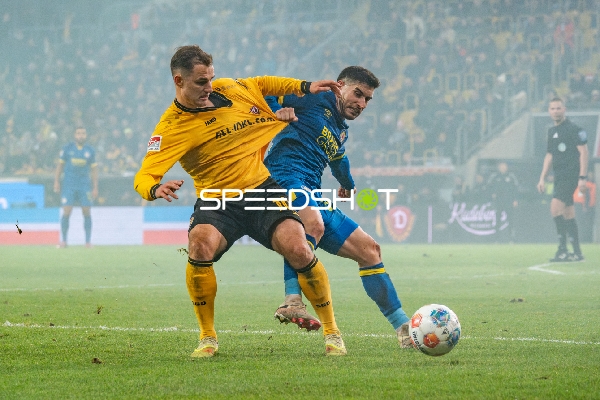 Zweikampf um den Ball mit Jakob Lemmer (10; SG Dynamo Dresden) und Robin Heußer (7; Eintracht Braunschweig)