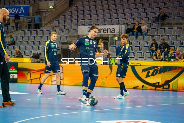 Aufwärmen: Robert Timmermeister (7; Rhein Neckar Löwen) und David More (15; Rhein Neckar Löwen)