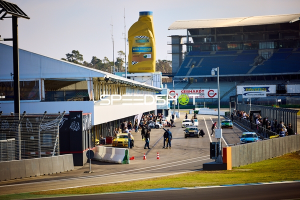 Rennvorbereitungen in der Boxengasse