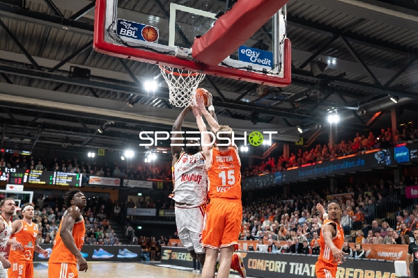 Spielaktion mit Eddy Edigin Jr (27, Würzburg Baskets) und Linus Trettin (15, Rasta Vechta)