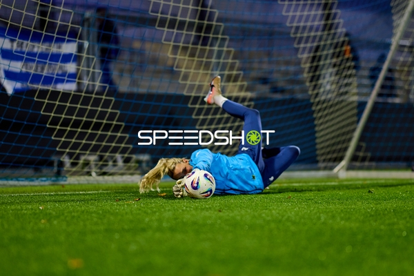 Torwart sichert Ball