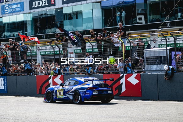 Rennfahrzeug in der Boxengasse