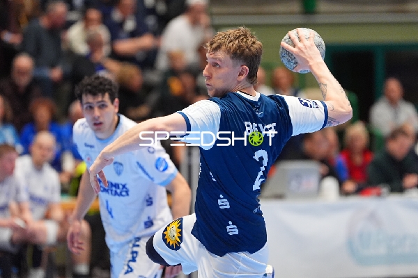 Noah Beyer (2; Bergischer HC) mit Ball in Aktion