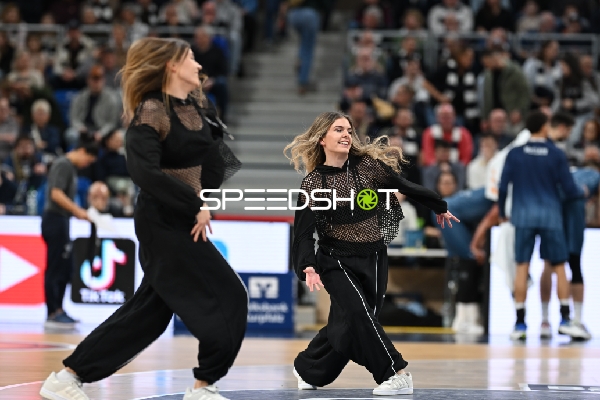 Tänzerinnen auf dem Spielfeld