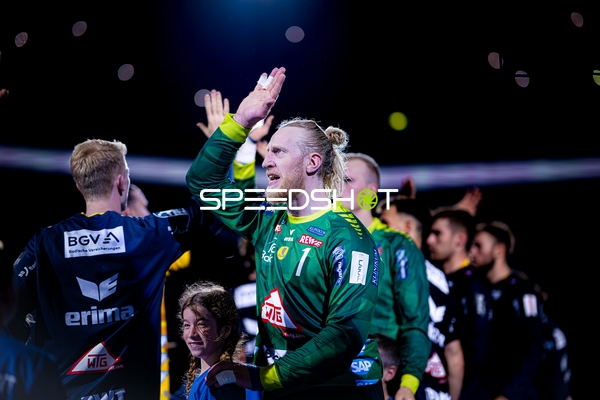 Mikael Appelgren (1, Rhein Neckar Löwen) begrüßt Spieler