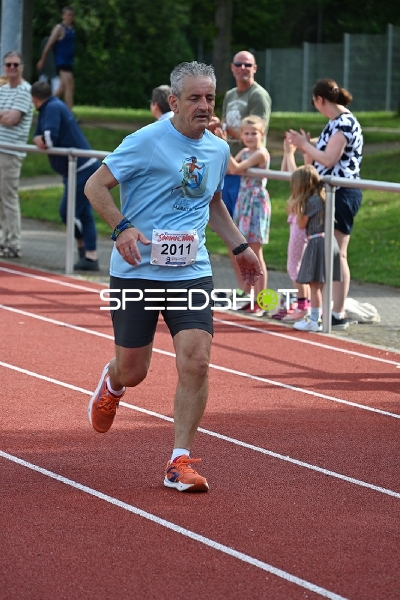 Läufer mit Startnummer 2011 auf der Bahn