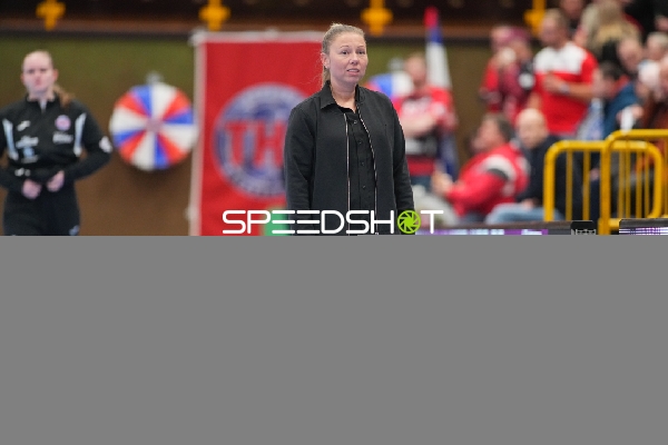 Trainerin am Spielfeldrand