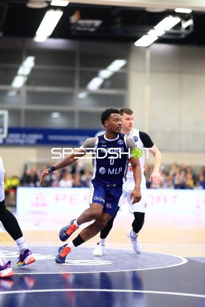 DJ Horne (0; MLP Academics Heidelberg) und Sir Jabari Rice (10; Basketball Nymburg) in Aktion