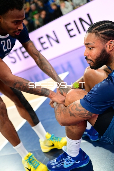 Spieler von MLP Academics Heidelberg helfen verletzt