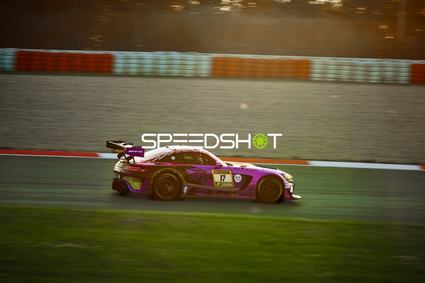 Rennfahrzeug auf der Rennstrecke