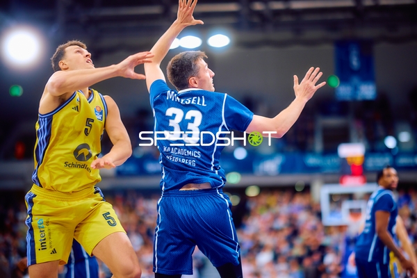Wurfversuch von Jordan Mitchell gegen Alba Berlin
