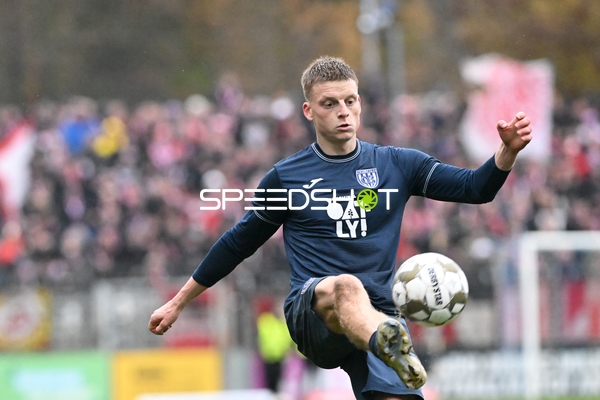 Jannis Lang mit Ball