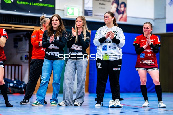 Paula Hofer (8, SG Schozach-Bottwartal) und Liv Fiederer (7, SG Schozach-Bottwartal) klatschen